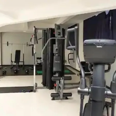Zentral Parkplatz Kueche Fitnessraum شقة لبسيا
